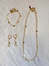 Load image into Gallery viewer, Pearl name necklace with gold stars
